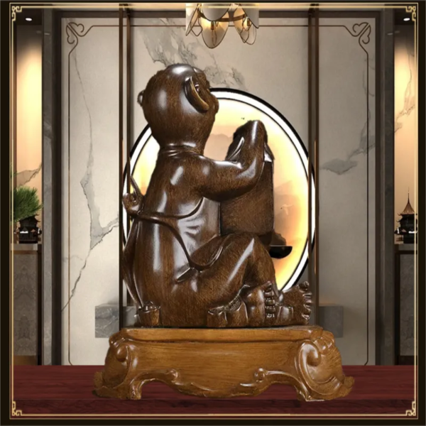 The monkey ornaments of the Chinese zodiac, which symbolize getting promoted and attracting wealth, are handicrafts. They can be used as decorations for the living room, or placed on the desks in the study or office with good implications.