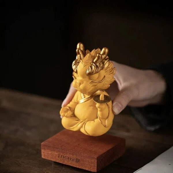 2c5c9f63-96ad-44aa-9cf7-6d40d7a3a422.jpg The mascot of wealth-attracting divine dragon ornament for desktop, which means always having money, is used for home living rooms, hallways, and office decoration.