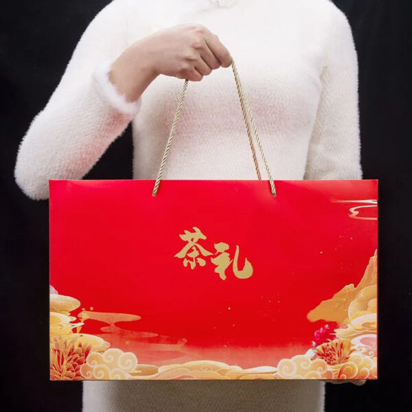 Gift Box Set of Four Famous Teas, including Tieguanyin, Jinjunmei, Lapsang Souchong Black Tea and Dahongpao, with a total weight of 500g. It's an ideal choice for giving as gifts during the Spring Festival.