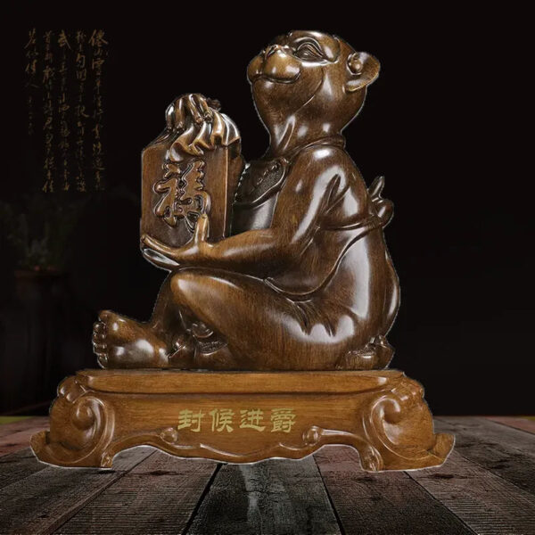 The monkey ornaments of the Chinese zodiac, which symbolize getting promoted and attracting wealth, are handicrafts. They can be used as decorations for the living room, or placed on the desks in the study or office with good implications.