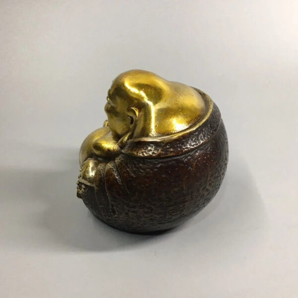 Bronze Maitreya Buddha collectible ornament, bronze pot-bellied laughing Buddha with prayer beads, an ornament symbolizing harmony and auspiciousness for home and living room decoration.