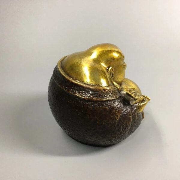 Bronze Maitreya Buddha collectible ornament, bronze pot-bellied laughing Buddha with prayer beads, an ornament symbolizing harmony and auspiciousness for home and living room decoration.