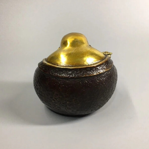 Bronze Maitreya Buddha collectible ornament, bronze pot-bellied laughing Buddha with prayer beads, an ornament symbolizing harmony and auspiciousness for home and living room decoration.