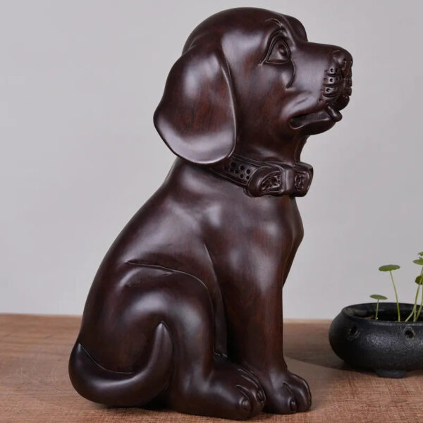 Wood-carved dog ornaments, made of solid ebony wood, the dog of the Chinese zodiac. They are cute home decoration items and handicrafts made of mahogany.