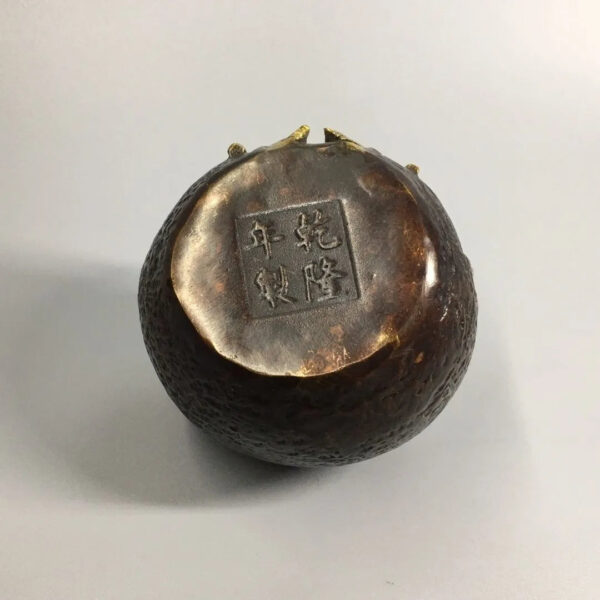 Bronze Maitreya Buddha collectible ornament, bronze pot-bellied laughing Buddha with prayer beads, an ornament symbolizing harmony and auspiciousness for home and living room decoration.